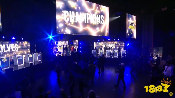 aurora 老板赠送 EmiliaQAQ 两把价值5000美元的刀